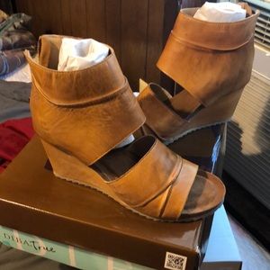 Wedge sandals